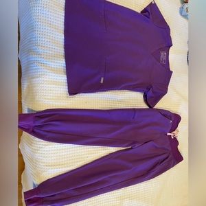 Gently used Figs scrub set, size XXS. Purple. Pants are joggers.